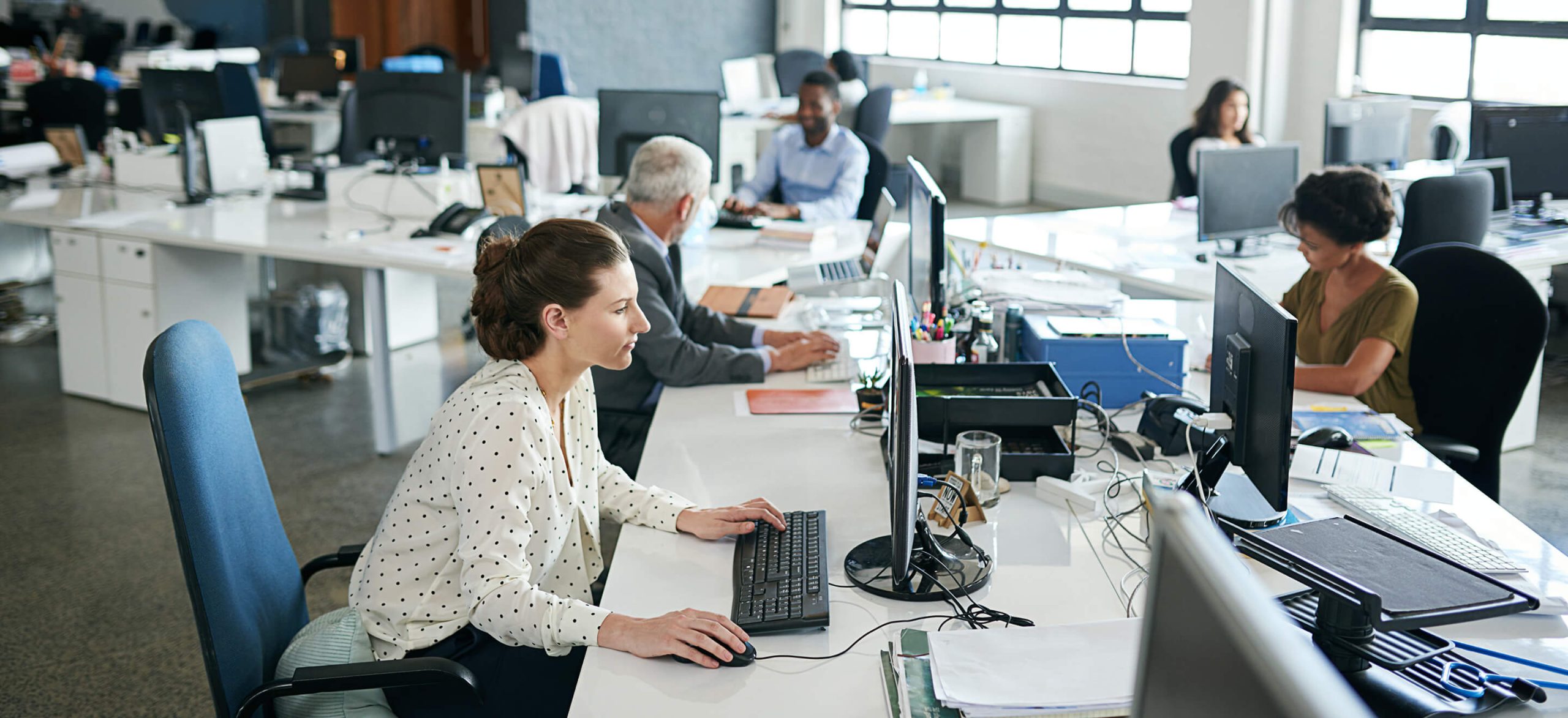 Bureau avec équipement informatique